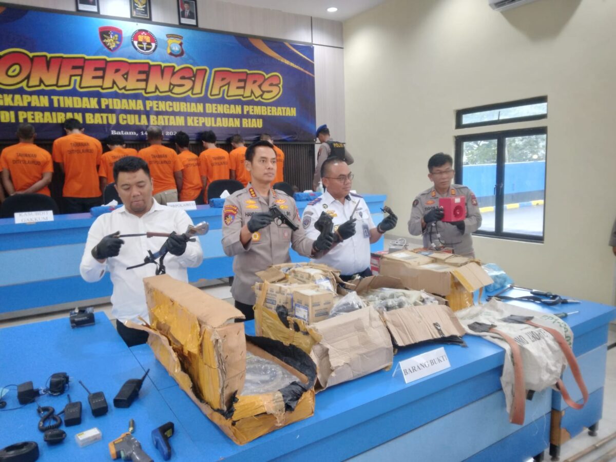 Direktur Polairud Polda Kepri Kombes Pol Handono Subiakto saat menunjukkan barang bukti ungkap kasus perompak Kapal asing diperairan Kepri, Senin (14/7/2025). Matapedia6.com/Luci