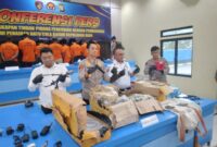 Direktur Polairud Polda Kepri Kombes Pol Handono Subiakto saat menunjukkan barang bukti ungkap kasus perompak Kapal asing diperairan Kepri, Senin (14/7/2025). Matapedia6.com/Luci