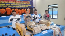 Direktur Polairud Polda Kepri Kombes Pol Handono Subiakto saat menunjukkan barang bukti ungkap kasus perompak Kapal asing diperairan Kepri, Senin (14/7/2025). Matapedia6.com/Luci