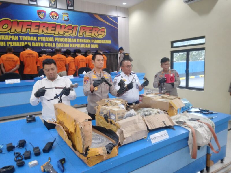Direktur Polairud Polda Kepri Kombes Pol Handono Subiakto saat menunjukkan barang bukti ungkap kasus perompak Kapal asing diperairan Kepri, Senin (14/7/2025). Matapedia6.com/Luci