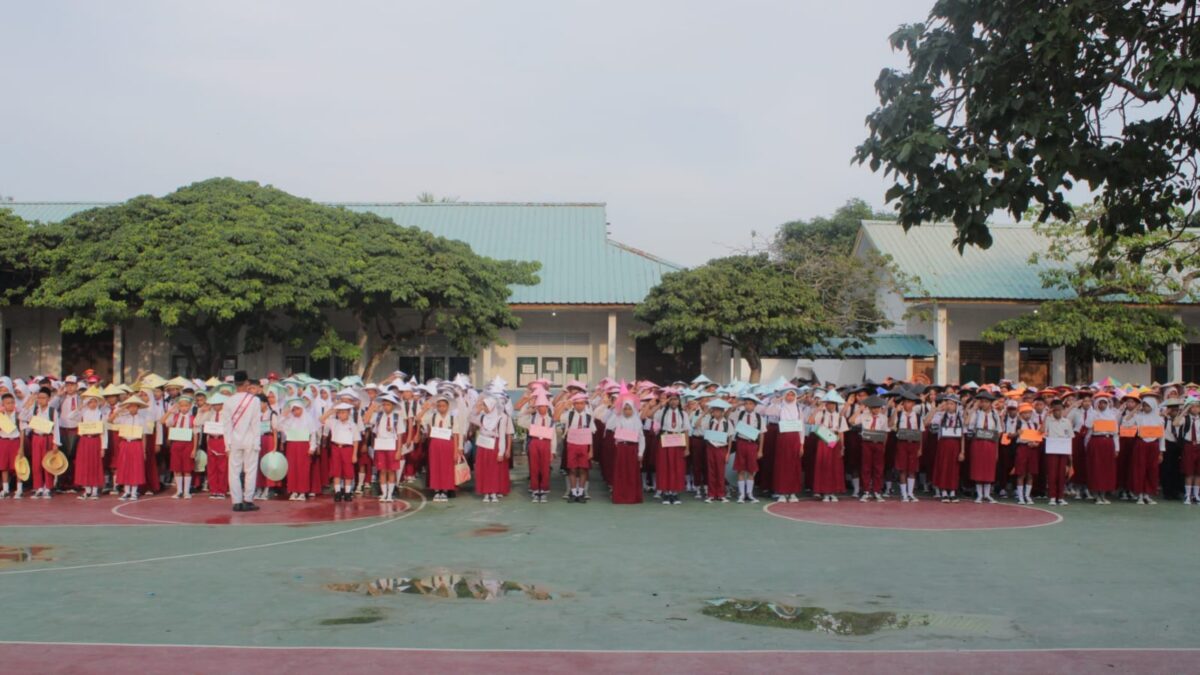 Para siswa mengikuti Masa pengenalan lingkungan sekolah, Senin (14/7/2025). Foto: Ist