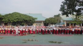 Para siswa mengikuti Masa pengenalan lingkungan sekolah, Senin (14/7/2025). Foto: Ist