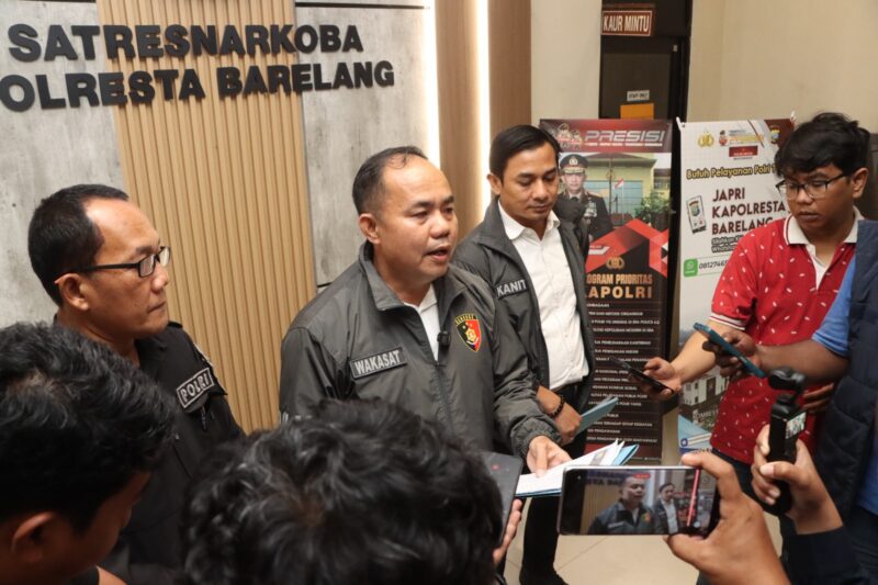 Wakasat Resnarkoba Polresta Barelang, AKP Ikhtiar Nazara saat memberikan keterangan di kantor Satres Narkoba Polresta Barelang, Senin (14/7/2025). Matapedia6.com/Dok Polresta