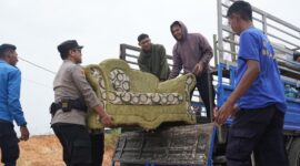 Petugas tengah evakuasi barang di Rempang Galang, Tanjung Banon, Selasa (15/7/2025). Foto:Ist