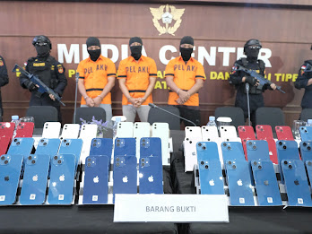 Ratusan iPhone tipe 12 dan 13 Pro Max yang berhasil digagalkan Be Cukai di Bandara Hang Nadim Batam, dalam kasus ini tiga orang ditetapkan sebagai tersangka, Rabu (16/7/2025).matapedia6.com/Dok Bea Cukai