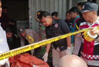 Tim Inafis dan juga anggota Polsek Bengkong saat melakukan Evakuasi jenazah pria di Bengkong, Minggu (20/7/2025). Matapedia6.com/Dok Polsek Bengkong