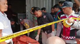Tim Inafis dan juga anggota Polsek Bengkong saat melakukan Evakuasi jenazah pria di Bengkong, Minggu (20/7/2025). Matapedia6.com/Dok Polsek Bengkong