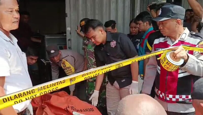 Tim Inafis dan juga anggota Polsek Bengkong saat melakukan Evakuasi jenazah pria di Bengkong, Minggu (20/7/2025). Matapedia6.com/Dok Polsek Bengkong