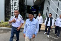 Bupati Tanjung Jabung Barat, Drs. H. Anwar Sadat, saat mengunjungi kantor ASDP Batam di Pelabuhan Telaga Punggur, Senin (21/7/2025). Matapedia6.com/Ali