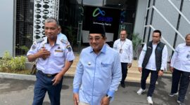 Bupati Tanjung Jabung Barat, Drs. H. Anwar Sadat, saat mengunjungi kantor ASDP Batam di Pelabuhan Telaga Punggur, Senin (21/7/2025). Matapedia6.com/Ali