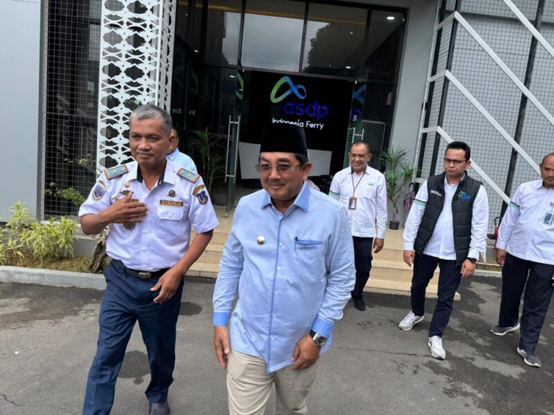 Bupati Tanjung Jabung Barat, Drs. H. Anwar Sadat, saat mengunjungi kantor ASDP Batam di Pelabuhan Telaga Punggur, Senin (21/7/2025). Matapedia6.com/Ali