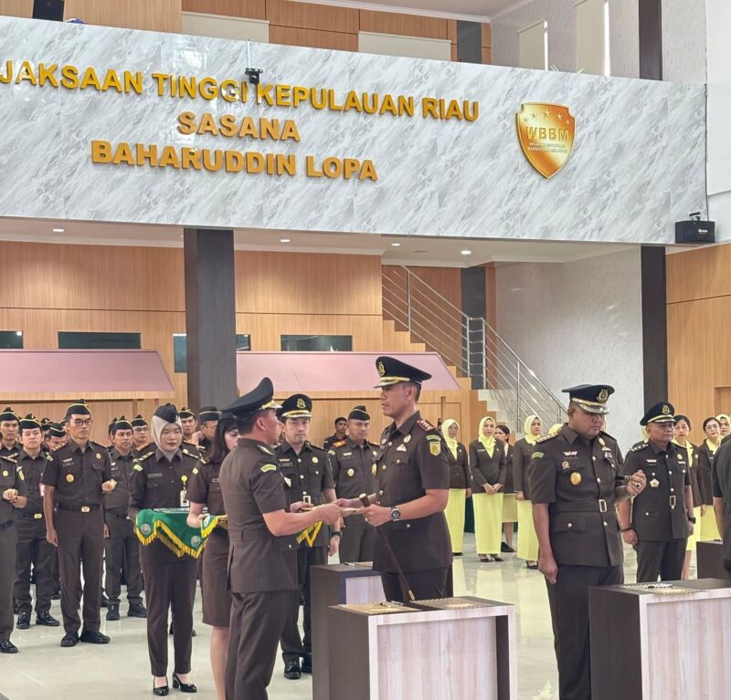 Sertijab Kejari Batam I Ketut Kasna Dedi ke I Wayan Wiradarma, Senin (21/7/2025). Foto:dok/Kejari Batam