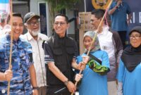 Wali Kota Batam sekaligus Kepala BP Batam Amsakar Achmad bersama warga, Minggu (20/7/2025). Foto;Ist