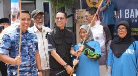 Wali Kota Batam sekaligus Kepala BP Batam Amsakar Achmad bersama warga, Minggu (20/7/2025). Foto;Ist