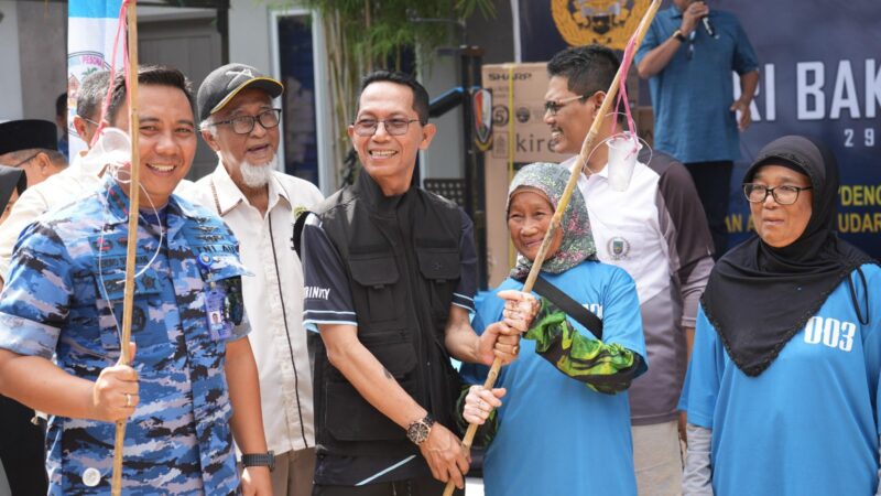 Wali Kota Batam sekaligus Kepala BP Batam Amsakar Achmad bersama warga, Minggu (20/7/2025). Foto;Ist