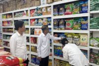 Satgas Pangan Subdit I Direktorat Reserse Kriminal Khusus (Ditreskrimsus) Polda Kepri, saat mengambil sample dari beberapa toko dan distributor beras di Batam sebelum dibawa ke lab untuk di cek, Senin (28/7/2025). Matapedia6.com/Dok Ditreskrimsus