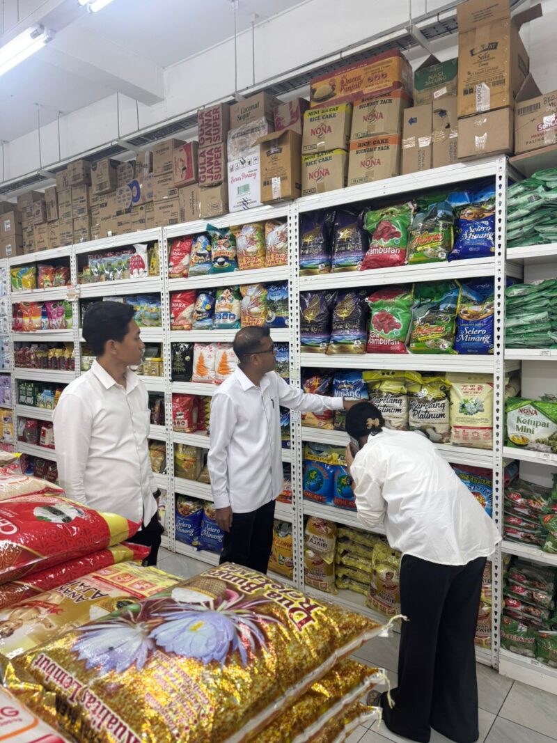 Satgas Pangan Subdit I Direktorat Reserse Kriminal Khusus (Ditreskrimsus) Polda Kepri, saat mengambil sample dari beberapa toko dan distributor beras di Batam sebelum dibawa ke lab untuk di cek, Senin (28/7/2025). Matapedia6.com/Dok Ditreskrimsus