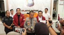 Kapolresta Barelang Kombes Pol Zaenal Arifin saat memberikan keterangan kepada awak media ungkap kasus pecah kaca di Kota Batam, Selasa (29/7/2025). Matapedia6.com/Dok Humas Polresta