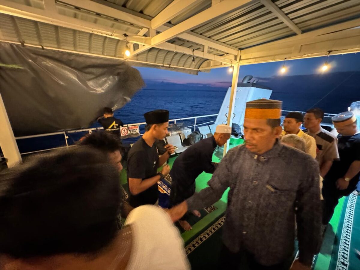 Badru Jaman Habibi (35) kapten KM Sembilang saat bersamalam dengan penumpang usai melaksanakan salat di deck 3 KM Sembilang, kapal penyeberangan andalan rute Batam–Kuala Tungkal, Senin (28/7/2025). Matapedia6.com/Dalil