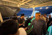 Badru Jaman Habibi (35) kapten KM Sembilang saat bersamalam dengan penumpang usai melaksanakan salat di deck 3 KM Sembilang, kapal penyeberangan andalan rute Batam–Kuala Tungkal, Senin (28/7/2025). Matapedia6.com/Dalil