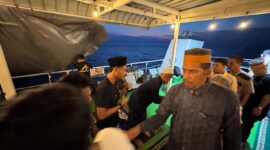 Badru Jaman Habibi (35) kapten KM Sembilang saat bersamalam dengan penumpang usai melaksanakan salat di deck 3 KM Sembilang, kapal penyeberangan andalan rute Batam–Kuala Tungkal, Senin (28/7/2025). Matapedia6.com/Dalil