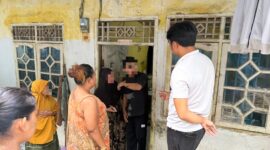 Tim unit Reskrim Polsek Batuampar saat melakukan penangkapan pelaku di rumahnya di daerah Kabil Kota Batam Provinsi Kepri, Jumat (24/7/2025). Matapedia6.com/Dok Polsek