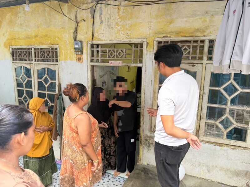 Tim unit Reskrim Polsek Batuampar saat melakukan penangkapan pelaku di rumahnya di daerah Kabil Kota Batam Provinsi Kepri, Jumat (24/7/2025). Matapedia6.com/Dok Polsek