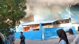 Gedung PT Team Metal Indonesia di Batam di Kawasan Industri Bintang II, Tanjunguncang, Batuaji, Kota Batam, dilalap sijago merah, Rabu (30/7/2025). Matapedia6.com/Istimewa