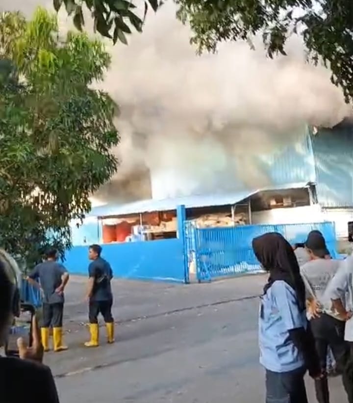 Gedung PT Team Metal Indonesia di Batam di Kawasan Industri Bintang II, Tanjunguncang, Batuaji, Kota Batam, dilalap sijago merah, Rabu (30/7/2025). Matapedia6.com/Istimewa