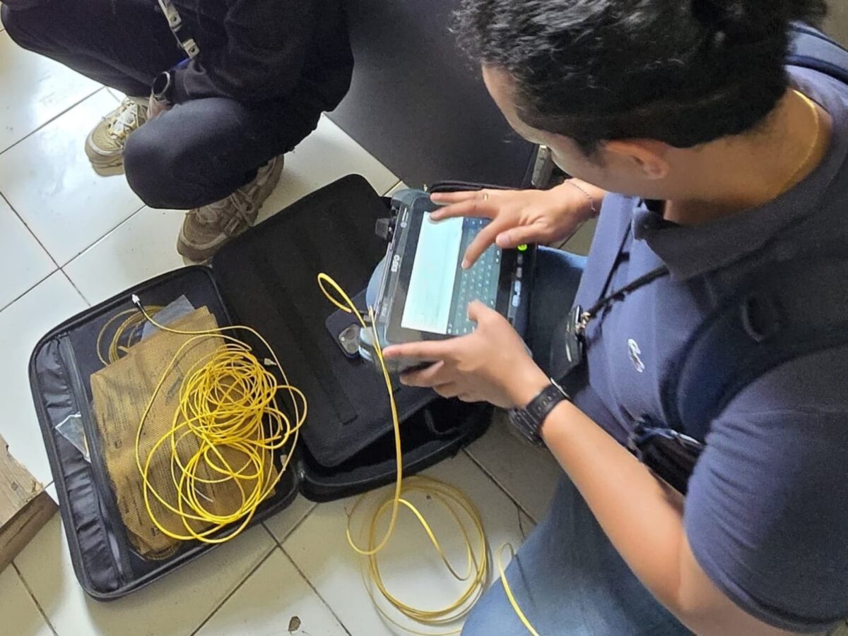 Tim teknis sedang melakukan pengukuran dengan OTDR dari Site Pulau Burung ke arah Tj Batu, untuk identifikasi titik gangguan. Foto:Telkom