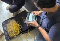 Tim teknis sedang melakukan pengukuran dengan OTDR dari Site Pulau Burung ke arah Tj Batu, untuk identifikasi titik gangguan. Foto:Telkom