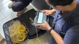 Tim teknis sedang melakukan pengukuran dengan OTDR dari Site Pulau Burung ke arah Tj Batu, untuk identifikasi titik gangguan. Foto:Telkom