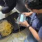 Tim teknis sedang melakukan pengukuran dengan OTDR dari Site Pulau Burung ke arah Tj Batu, untuk identifikasi titik gangguan. Foto:Telkom