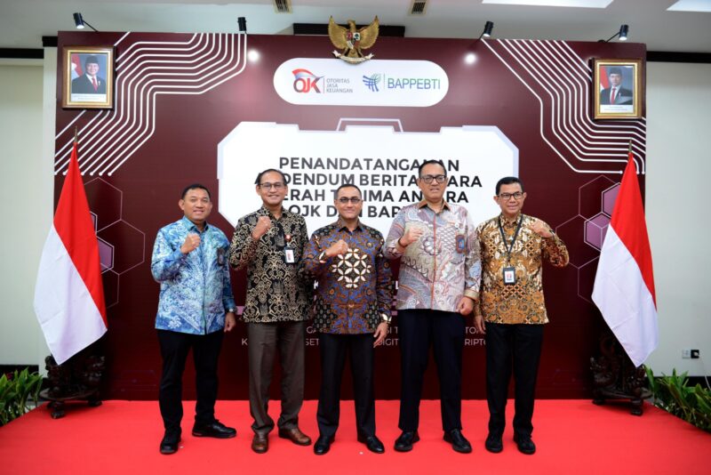 Kedua lembaga menandatangani addendum Berita Acara Serah Terima (BAST) di Kantor OJK, Rabu (30/7/2025). Foto:Ist