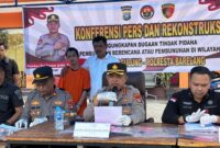 Kapolresta Barelang Kombes Pol Zaenal Arifin didampingi Kapolsek Sagulung Iptu Husnul dan Kanit Reskrim Polsek Sagulung Iptu Anwar Aris serta Kasi Pidum Kejari Batam Iqram Syahputra di lokasi rekonstruksi Sagulung, Kamis (31/7/2025). Foto:Al/matapedia