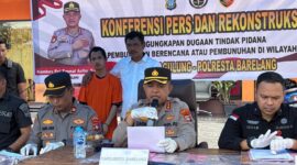 Kapolresta Barelang Kombes Pol Zaenal Arifin didampingi Kapolsek Sagulung Iptu Husnul dan Kanit Reskrim Polsek Sagulung Iptu Anwar Aris serta Kasi Pidum Kejari Batam Iqram Syahputra di lokasi rekonstruksi Sagulung, Kamis (31/7/2025). Foto:Al/matapedia
