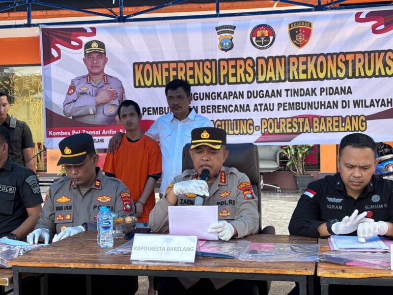 Kapolresta Barelang Kombes Pol Zaenal Arifin didampingi Kapolsek Sagulung Iptu Husnul dan Kanit Reskrim Polsek Sagulung Iptu Anwar Aris serta Kasi Pidum Kejari Batam Iqram Syahputra di lokasi rekonstruksi Sagulung, Kamis (31/7/2025). Foto:Al/matapedia