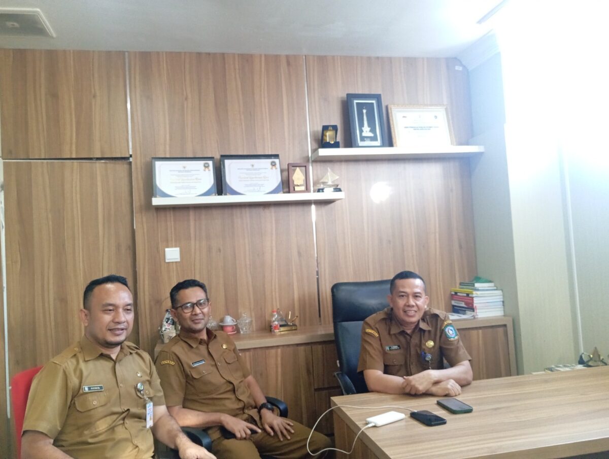 Kepala UPT Samsat Batam Center Patrick dan Sekretaris Bapenda Kepri, Sudianto di Graha Kepri, Senin (30/6/2025). Foto:Zalfirega/matapedia