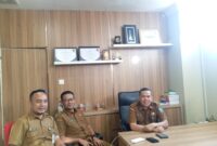 Kepala UPT Samsat Batam Center Patrick dan Sekretaris Bapenda Kepri, Sudianto di Graha Kepri, Senin (30/6/2025). Foto:Zalfirega/matapedia