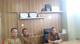 Kepala UPT Samsat Batam Center Patrick dan Sekretaris Bapenda Kepri, Sudianto di Graha Kepri, Senin (30/6/2025). Foto:Zalfirega/matapedia