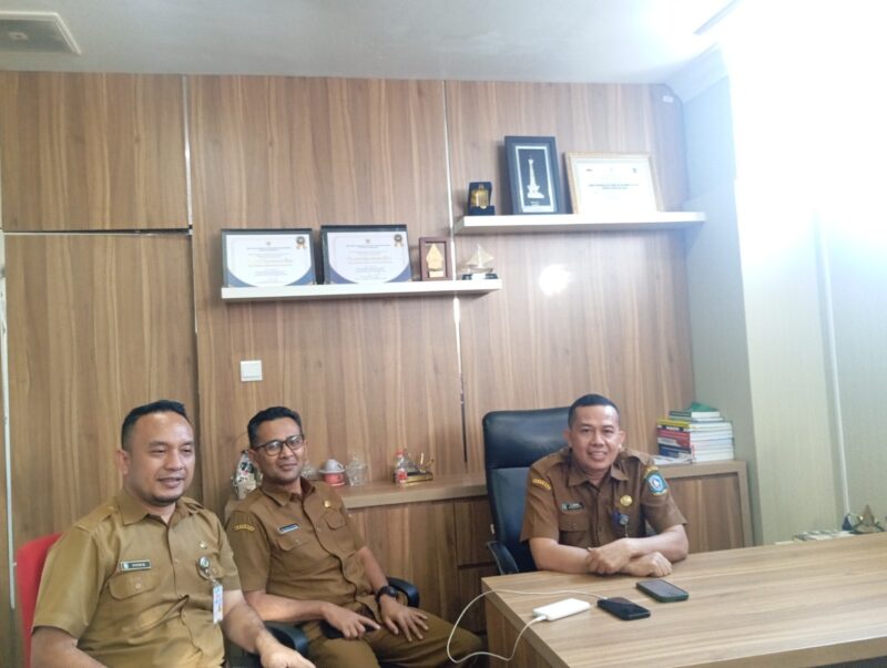 Kepala UPT Samsat Batam Center Patrick dan Sekretaris Bapenda Kepri, Sudianto di Graha Kepri, Senin (30/6/2025). Foto:Zalfirega/matapedia