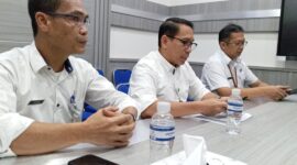 Kepala Disdik Batam, Tri Wahyu Rubianto saat memberikan keterangan mengenai jumlah calon anak didik tingkap SMPN di Kota Batam yang tidak tertampung, Rabu (2/7/2025). Matapedia6.com/Rega