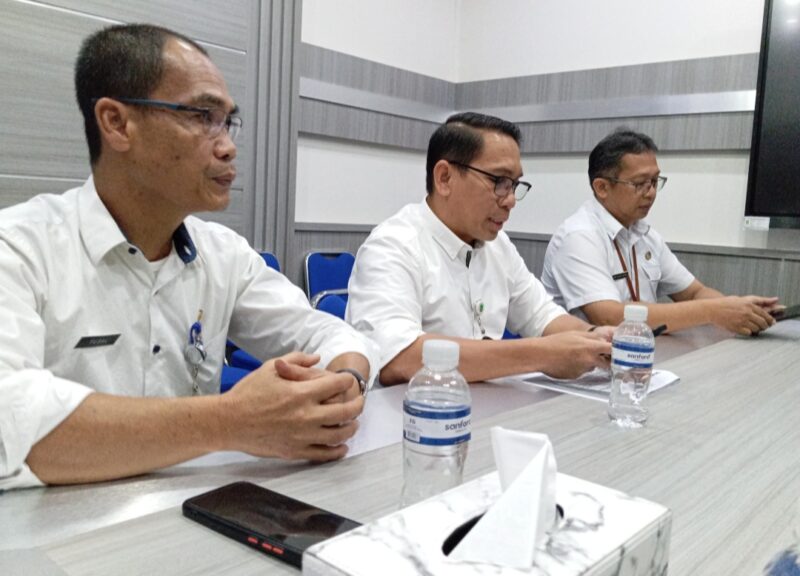 Kepala Disdik Batam, Tri Wahyu Rubianto saat memberikan keterangan mengenai jumlah calon anak didik tingkap SMPN di Kota Batam yang tidak tertampung, Rabu (2/7/2025). Matapedia6.com/Rega