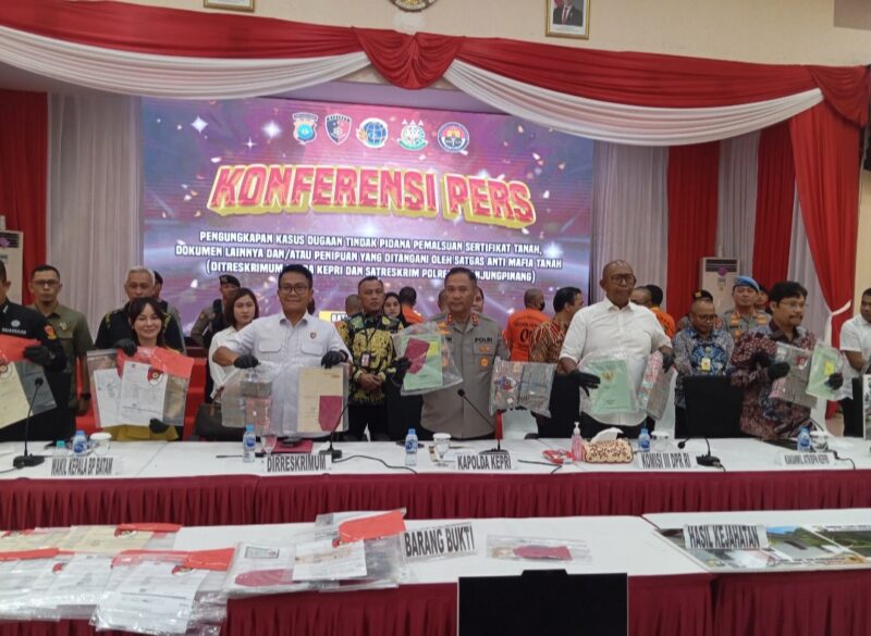 Kapolda Kepri Irjen Pol Asep Syafrudin pimpin konferensi pers ungkap kasus mafia lahan di Provinsi Kepri yang digelar di Gedung Lancang Kuning Polda Kepri, Kamis (3/7/2025) Matapedia6.com/Luci