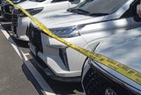 Deretan mobil milik ES satu dari tujuh tersangka atau otak pelaku mafia lahan di Kepri, yang disita polisi diduga didapatkan dari hasil kejahatan yang dilakukan, Kamis (3/7/2025). Matapedia6.com/Luci