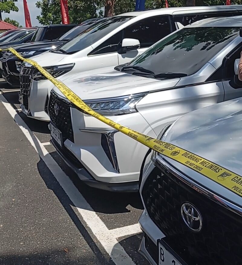 Deretan mobil milik ES satu dari tujuh tersangka atau otak pelaku mafia lahan di Kepri, yang disita polisi diduga didapatkan dari hasil kejahatan yang dilakukan, Kamis (3/7/2025). Matapedia6.com/Luci