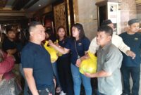 Warga menerima bantuan peket Sembako dari Moreno, Jumat (4/7/2025). Foto:matapedia