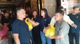 Warga menerima bantuan peket Sembako dari Moreno, Jumat (4/7/2025). Foto:matapedia