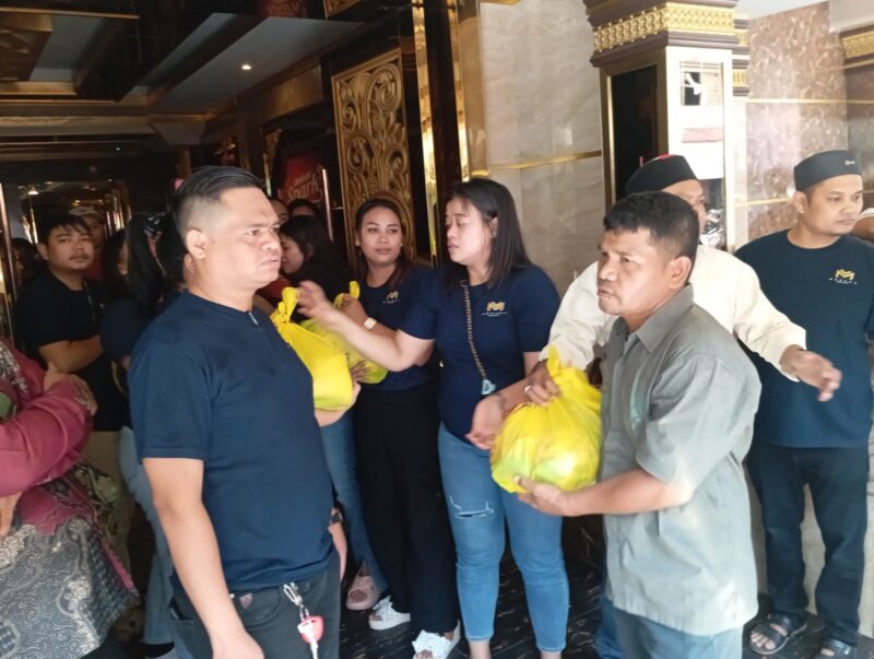 Warga menerima bantuan peket Sembako dari Moreno, Jumat (4/7/2025). Foto:matapedia