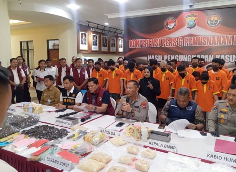 Kapolda Kepri Irjen Pol Asep Syafrudin pimpin konferensi pers ungkap kasus Narkoba jenis baru yakni MDMB-4en-PINACA dari Malaysia tujuan Batam, di Lobi Utama Mapolda Kepri, Jumat (4/7/2025). Matapedia6.com/Luci
